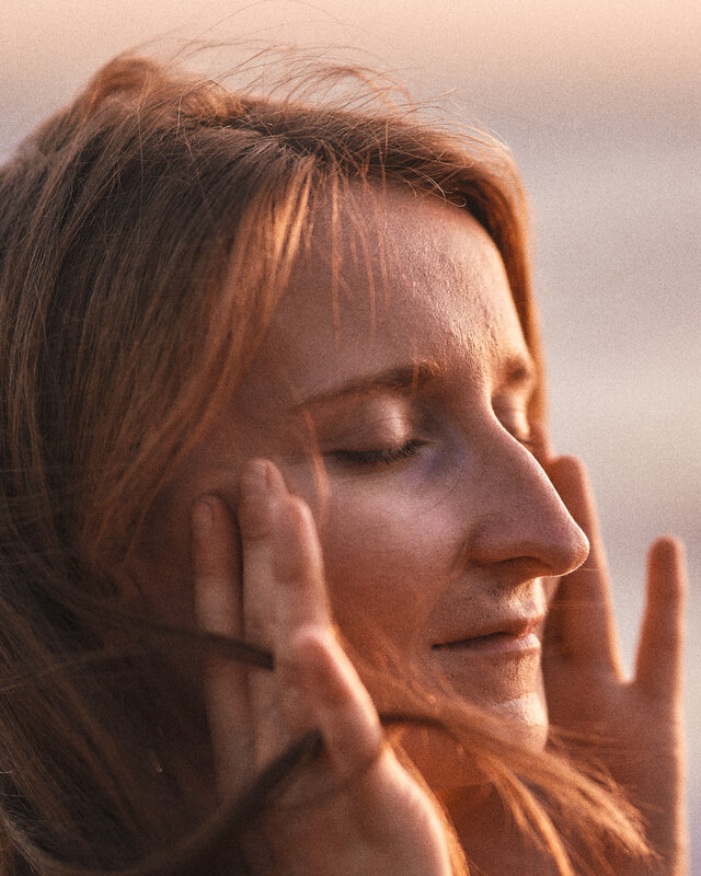 Claire Rousvoal en réception, dans un moment d'écoute vibratoire